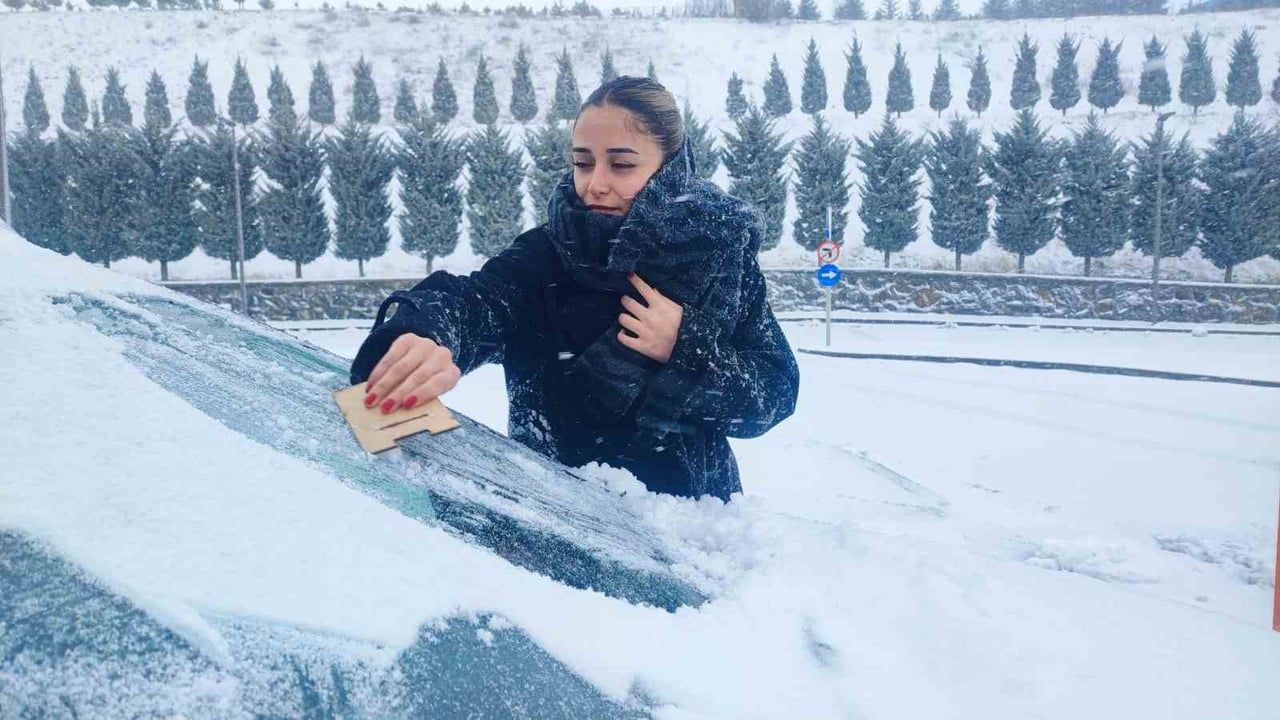 Yozgat’ta gece başlayan kar hayatı olumsuz etkiledi