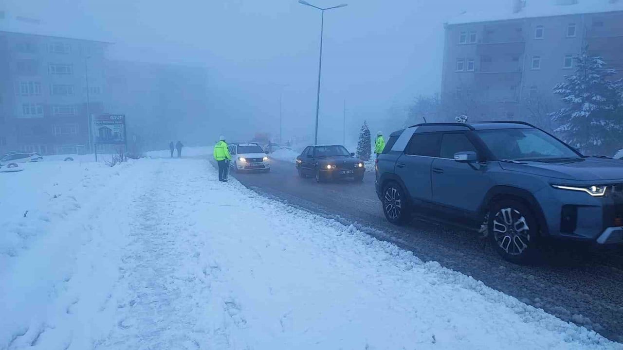 Yozgat'ta kar ve yoğun sis trafikte aksamaya neden oldu
