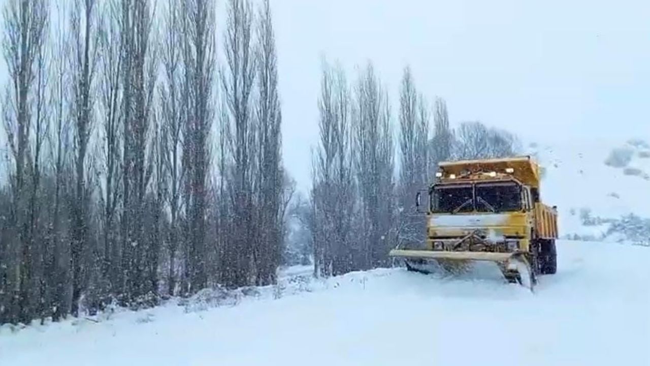 Yozgat'ta karla mücadele aralıksız: Kadışehri'nde yol açma çalışmaları gece gündüz sürüyor