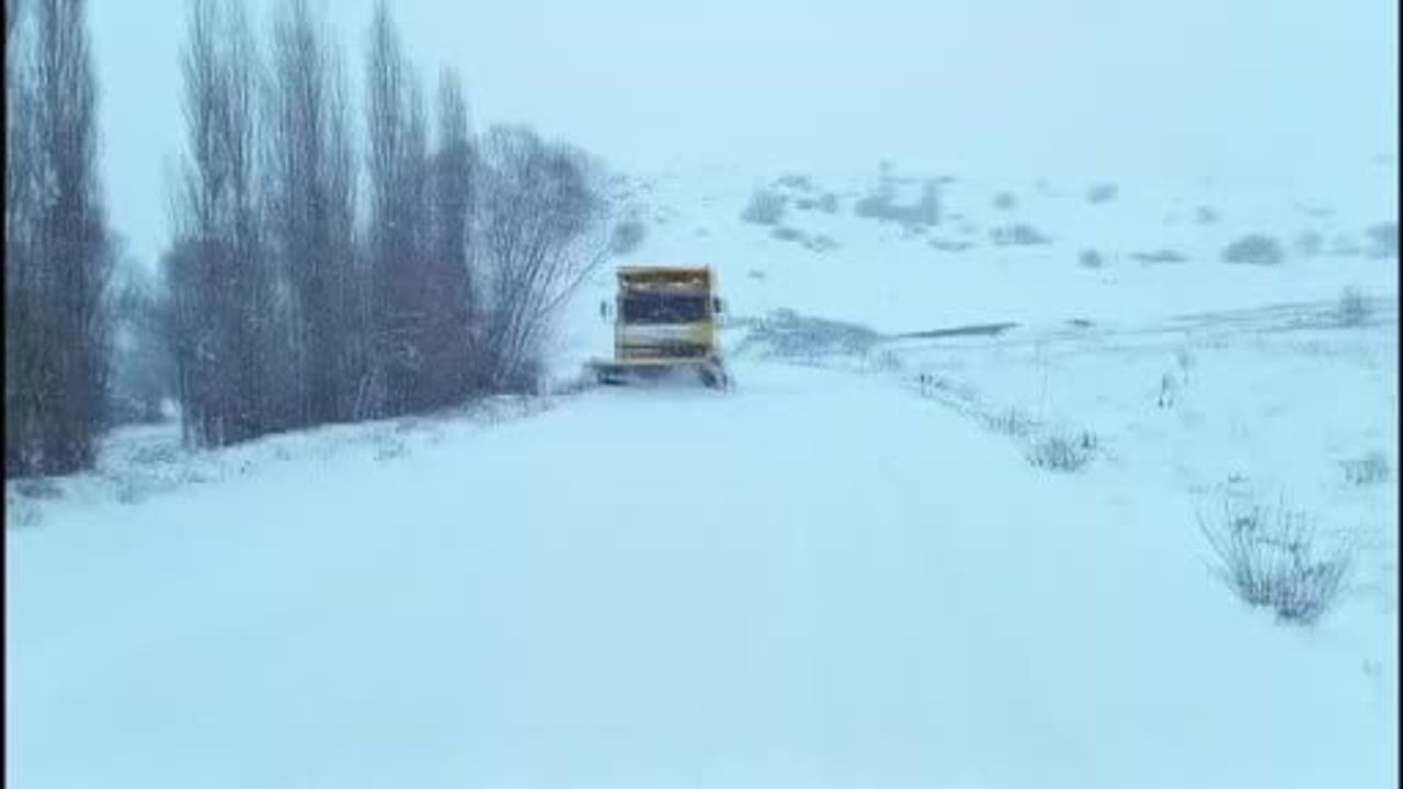 Yozgat'ta karla mücadele aralıksız sürüyor: Kadışehri'de yol açma çalışmaları devam ediyor