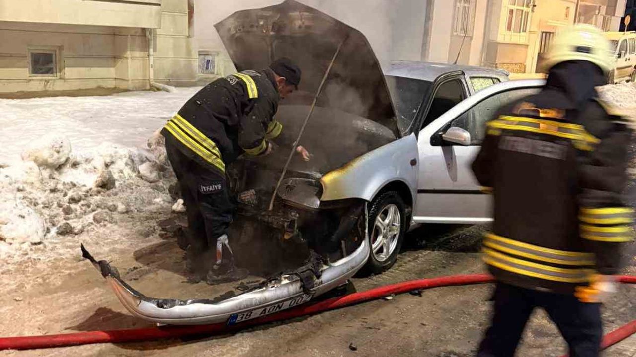 Yozgat'ta park halindeki otomobil yangında kullanılamaz hale geldi