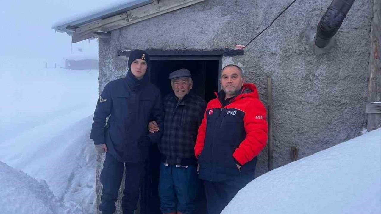 Yozgat’ta yoğun kar nedeniyle yayla evinde mahsur kalan vatandaş AFAD ve jandarma tarafından kurtarıldı