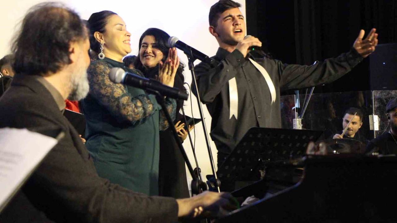 Yücel Arzen Hacıoğulları Amasya'da 'Kim Var?' etkinliğinde öğrencilerle sahne aldı