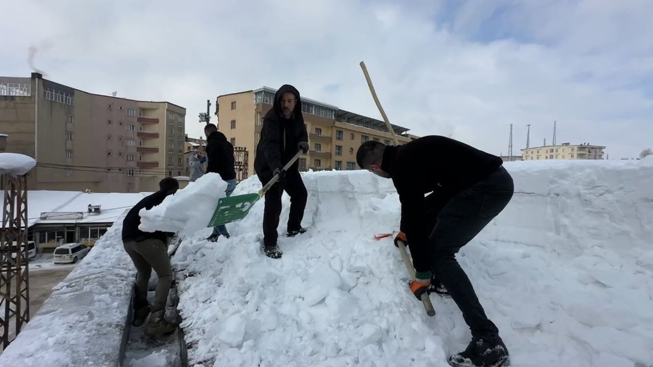 Yüksekova'da alışveriş merkezi çatısındaki kar, 20 kişilik ekip tarafından temizlendi