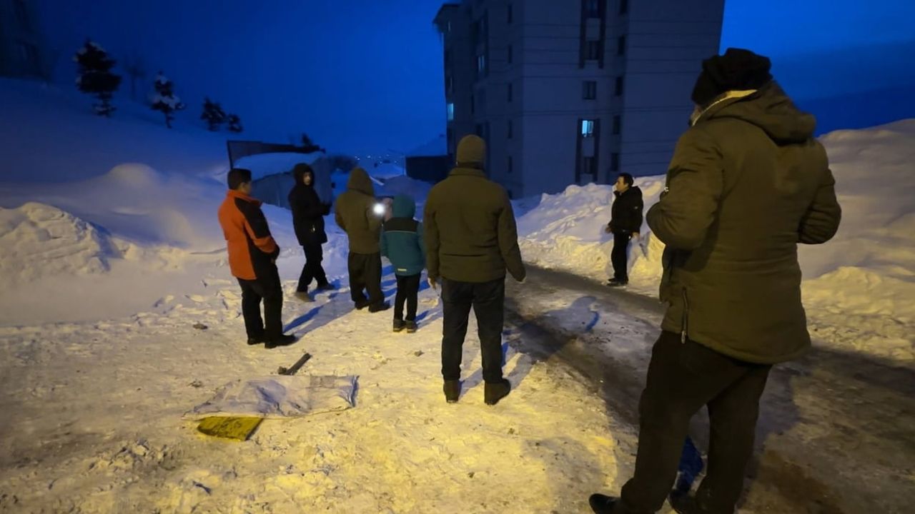 Yüksekova'da buzlanan yolda mahsur kalan minibüs, mahalle sakinlerinin çabasıyla kurtarıldı