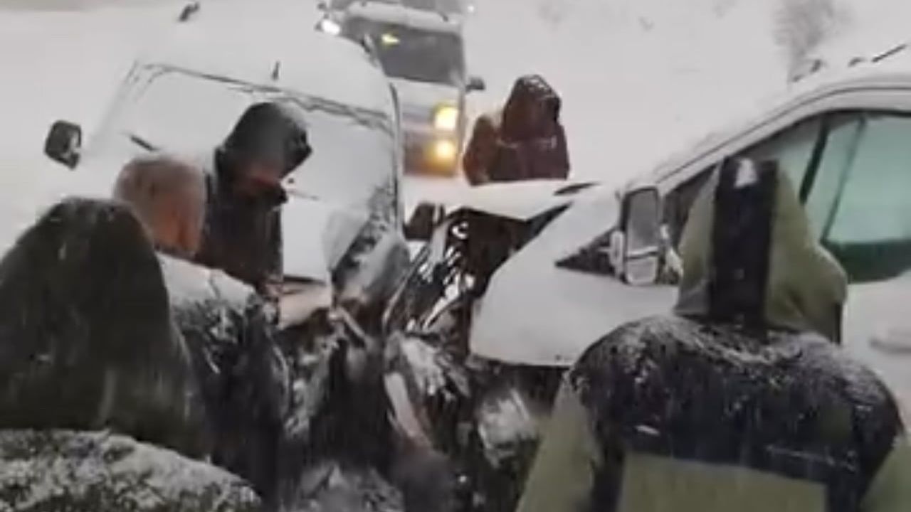 Yüksekova'da buzlanma iki kamyonetin çarpışmasına yol açtı