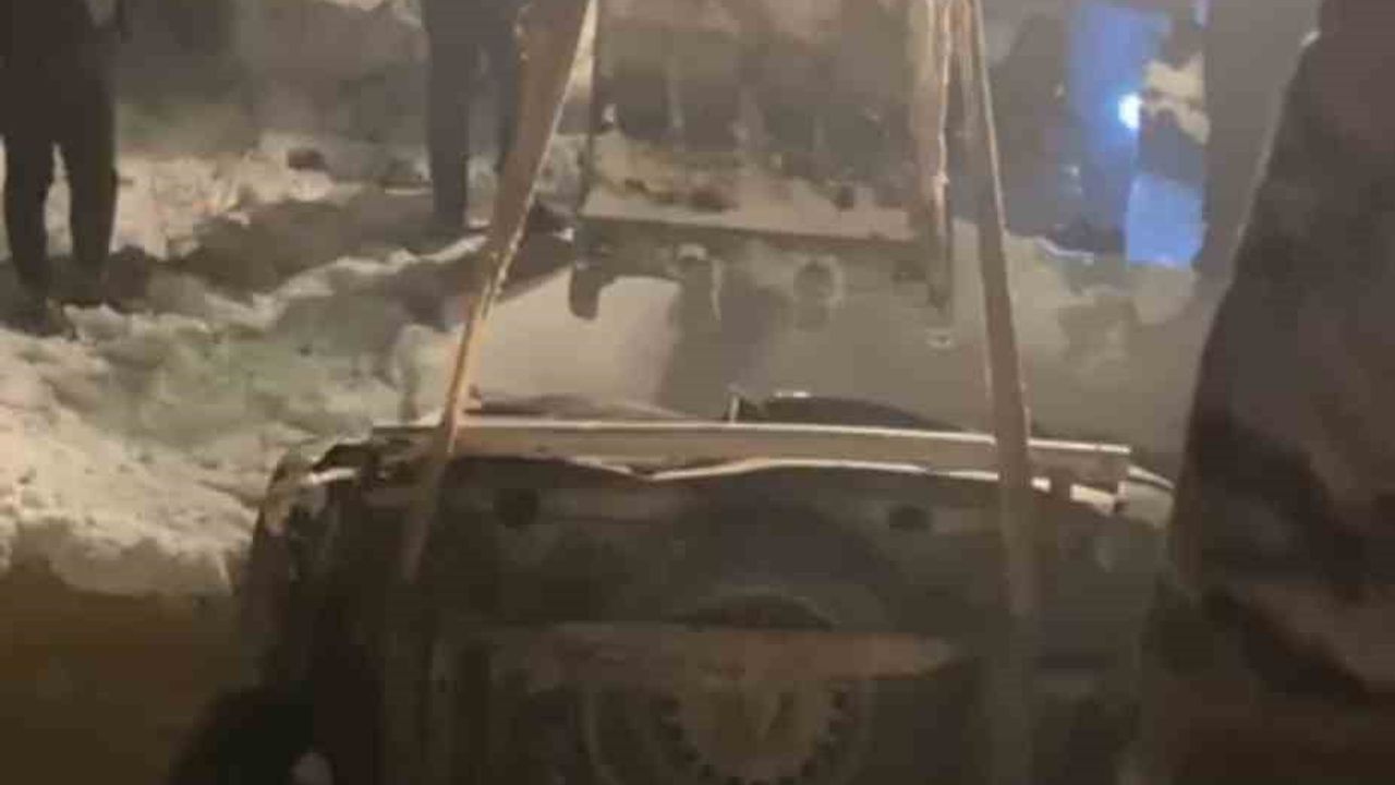 Yüksekova'da buzlanma sonucu köprüden düşen otomobilde 4 kişi yaralandı