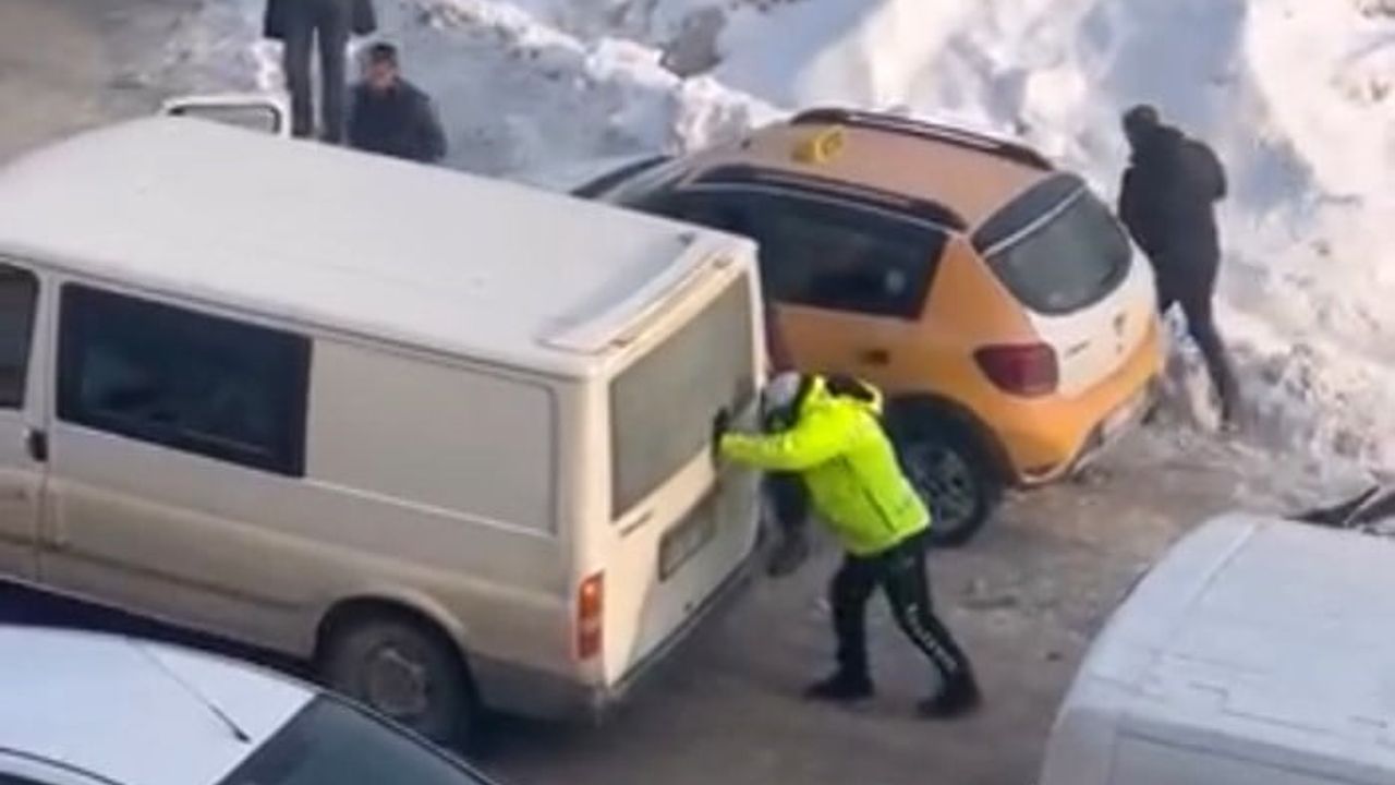 Yüksekova’da buzlu yolda mahsur kalan kamyoneti trafik polisi iterek kurtardı