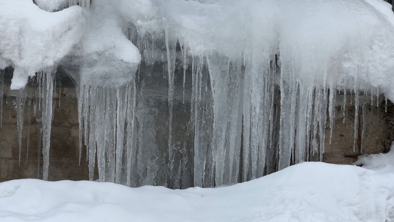 Yüksekova’da çatılarda 3 metreye ulaşan buz sarkıtları, ekipler yolları açmak için aralıksız çalışıyor
