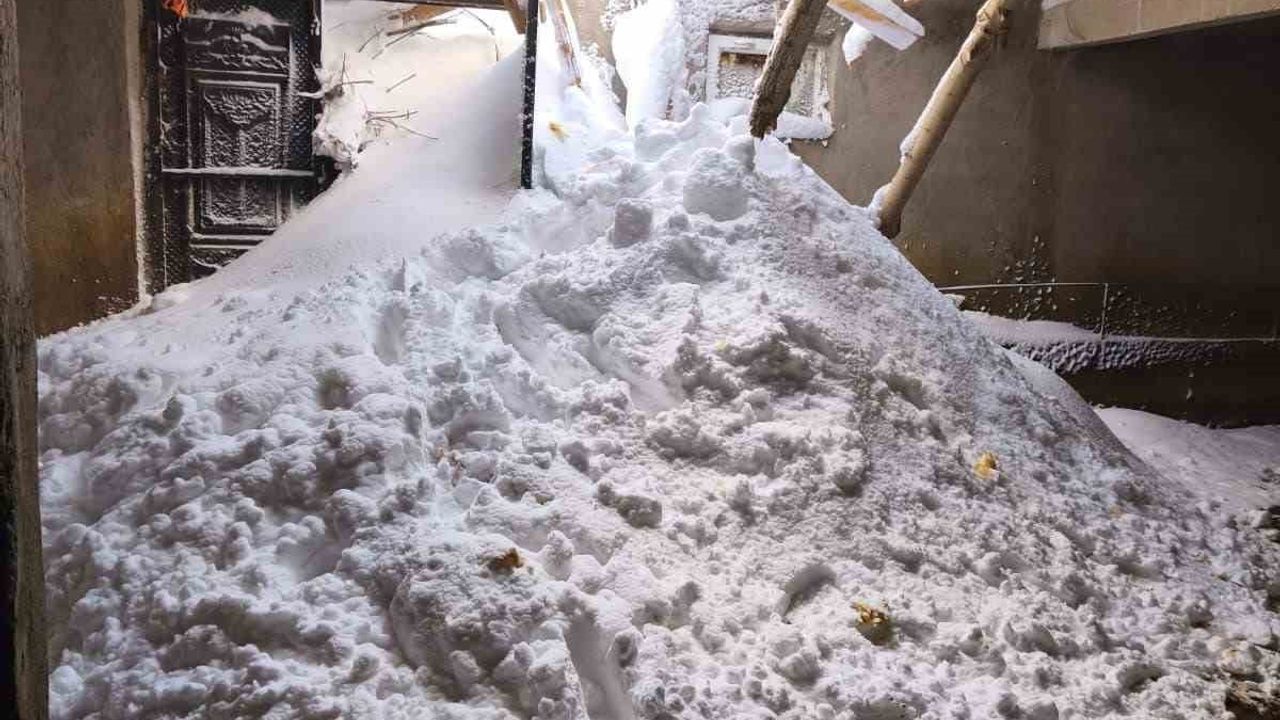 Yüksekova'da çığ hasarı tespit ediliyor: Onbaşılar köyünde inceleme ve destek çalışmaları