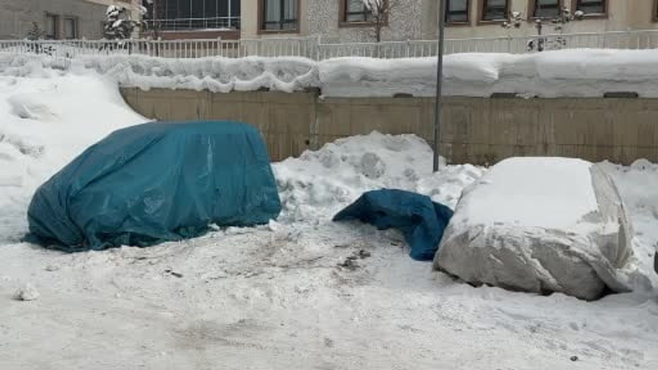 Yüksekova'da dondurucu soğuklar: Araçlar brandayla korunuyor, çatılarda 3 metreyi aşan sarkıtlar