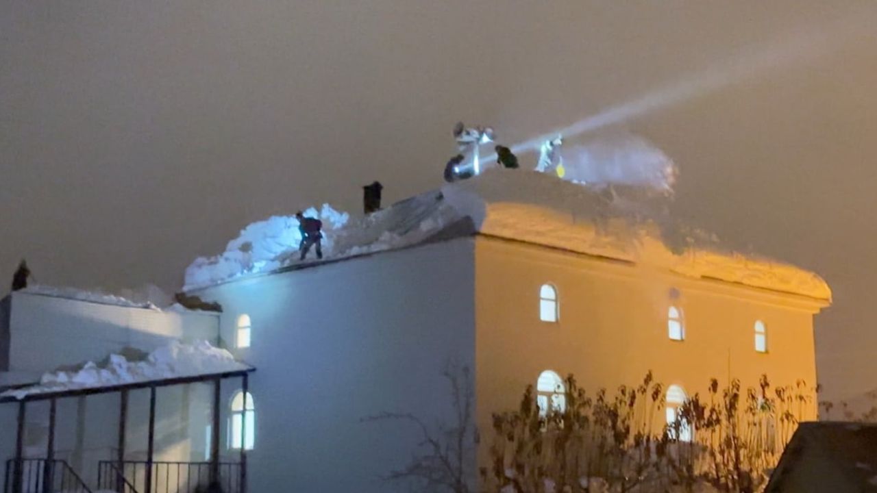 Yüksekova'da Güllüce Köyü Cami Çatısı Kar Yüküyle Çöktü; İmamın Anonsuyla Köylüler Müdahale Etti