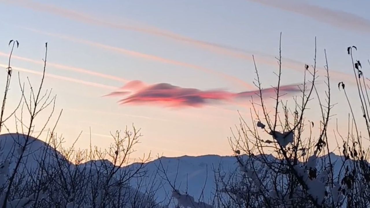 Yüksekova'da gün batımında şekil değiştiren bulutlar: Armutdüzü'nde nadir doğa olayı