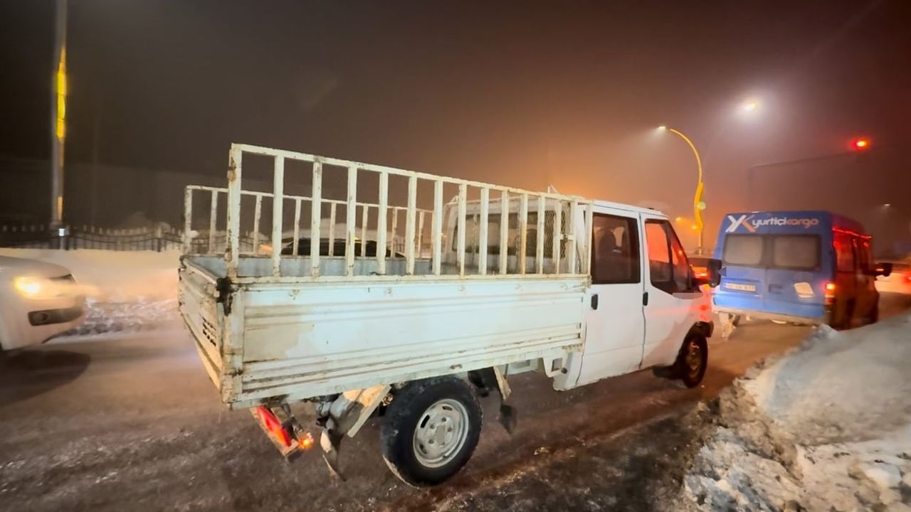 Yüksekova'da Hava -25°C'ye Düştü: Seyir Halindeki Kamyonet Yolda Kaldı