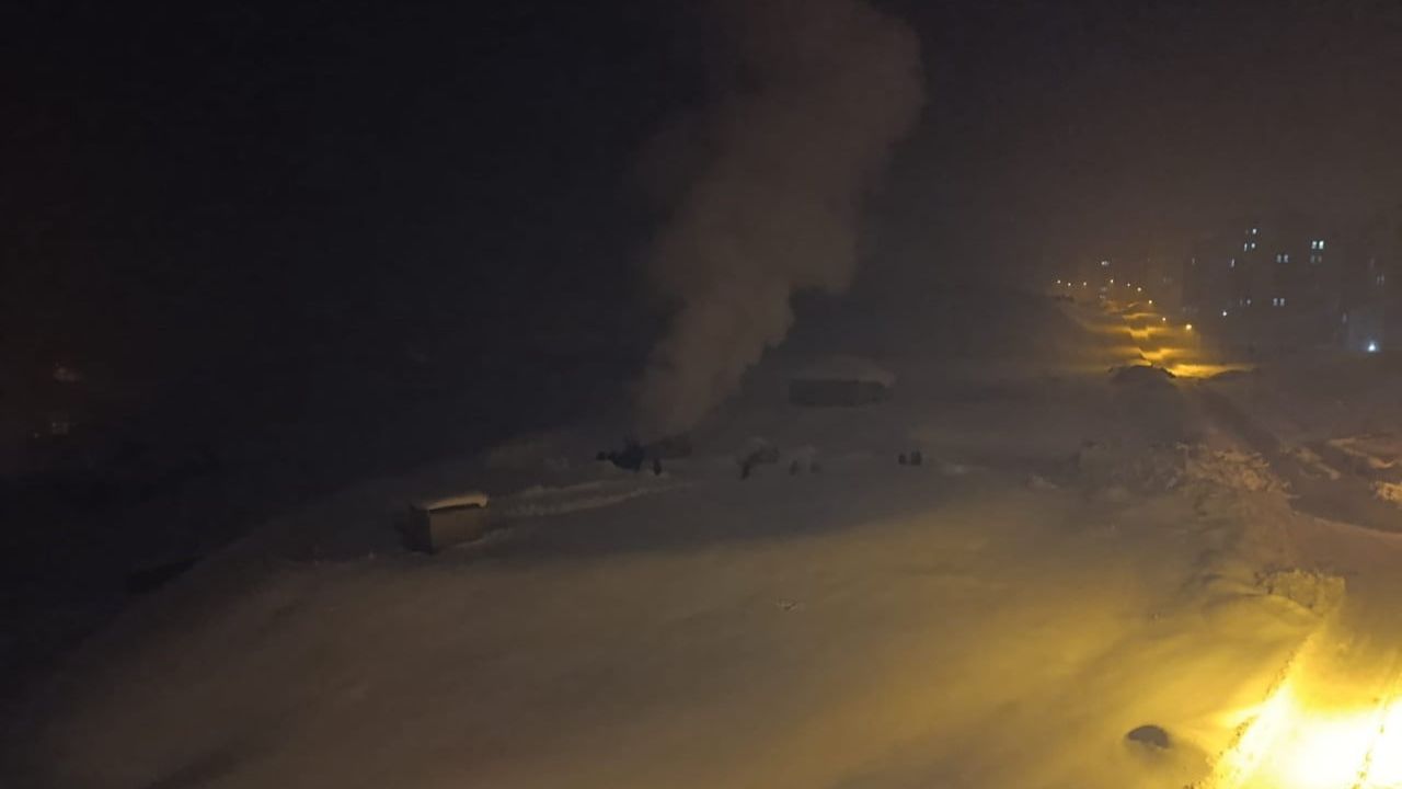 Yüksekova’da itfaiyenin ulaşamadığı tandır yangını, vatandaşların karla müdahalesiyle söndürüldü