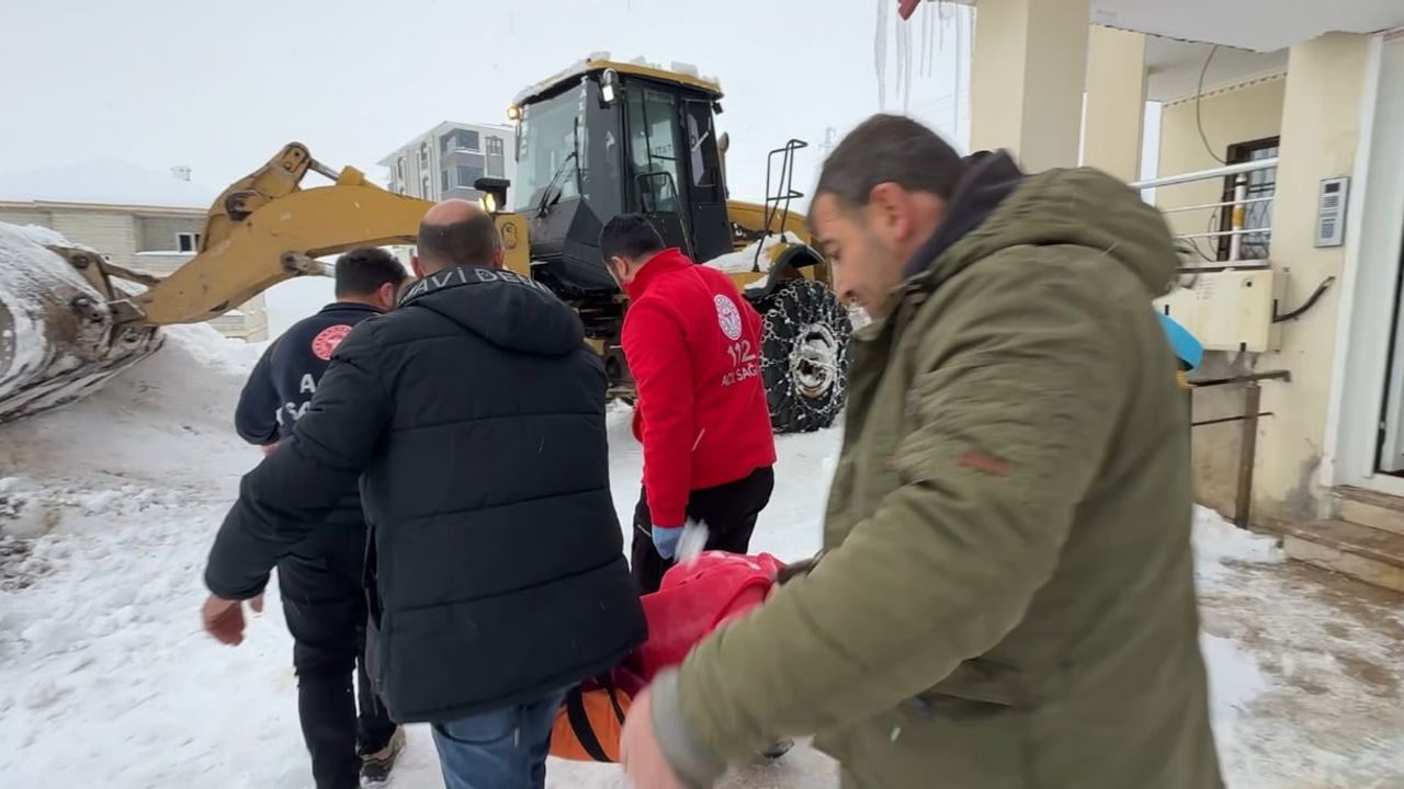 Yüksekova’da kar nedeniyle kapanan köyde rahatsızlanan kadın, UMKE ve sağlık ekipleri tarafından 2 saatte hastaneye ulaştırıldı