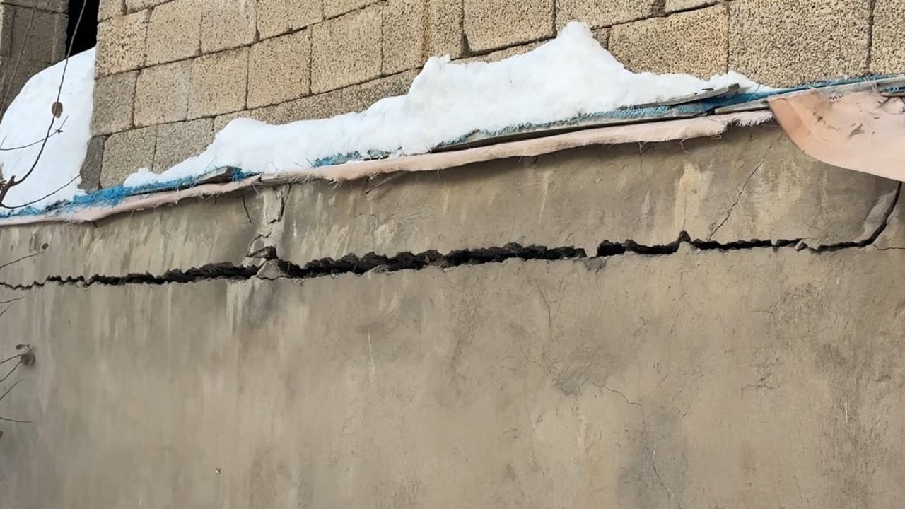 Yüksekova'da kar yükü nedeniyle tavan çökmesi: 5 kişilik aile son anda kurtuldu