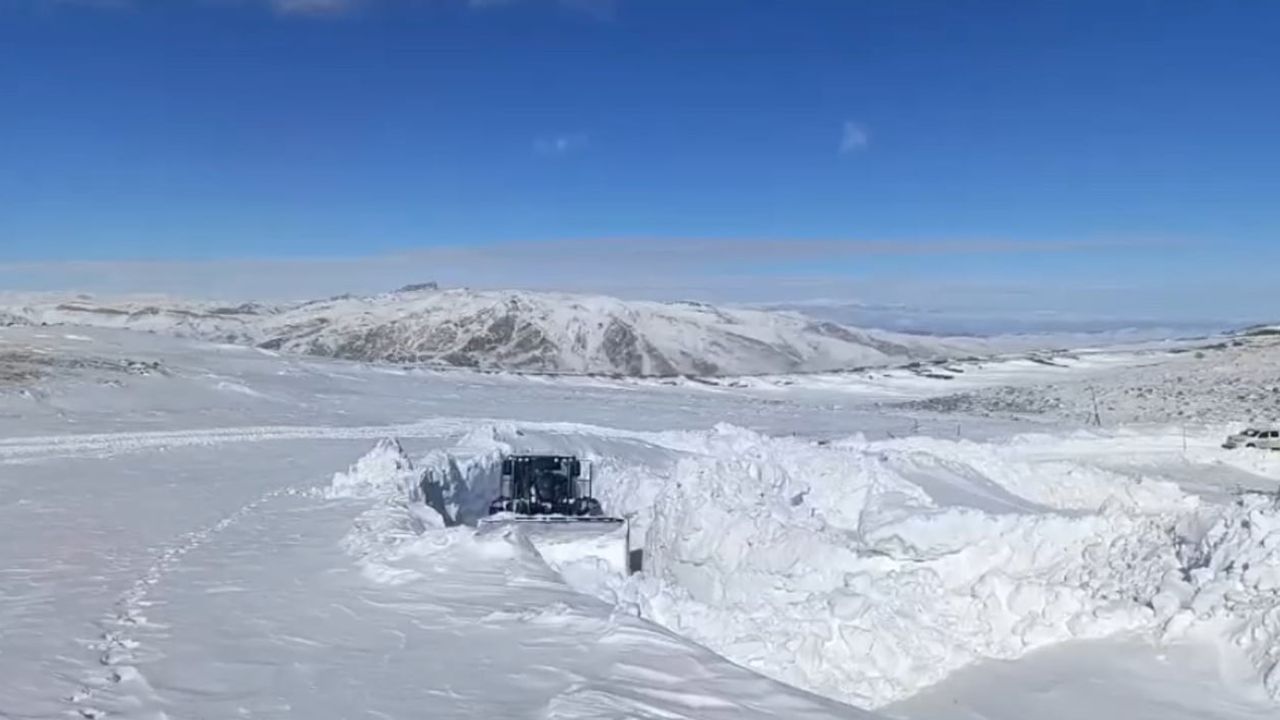 Yüksekova’da karla mücadele: İş makinelerinin ilerlemekte zorlandığı, 3 metreyi aşan kar tünelleri
