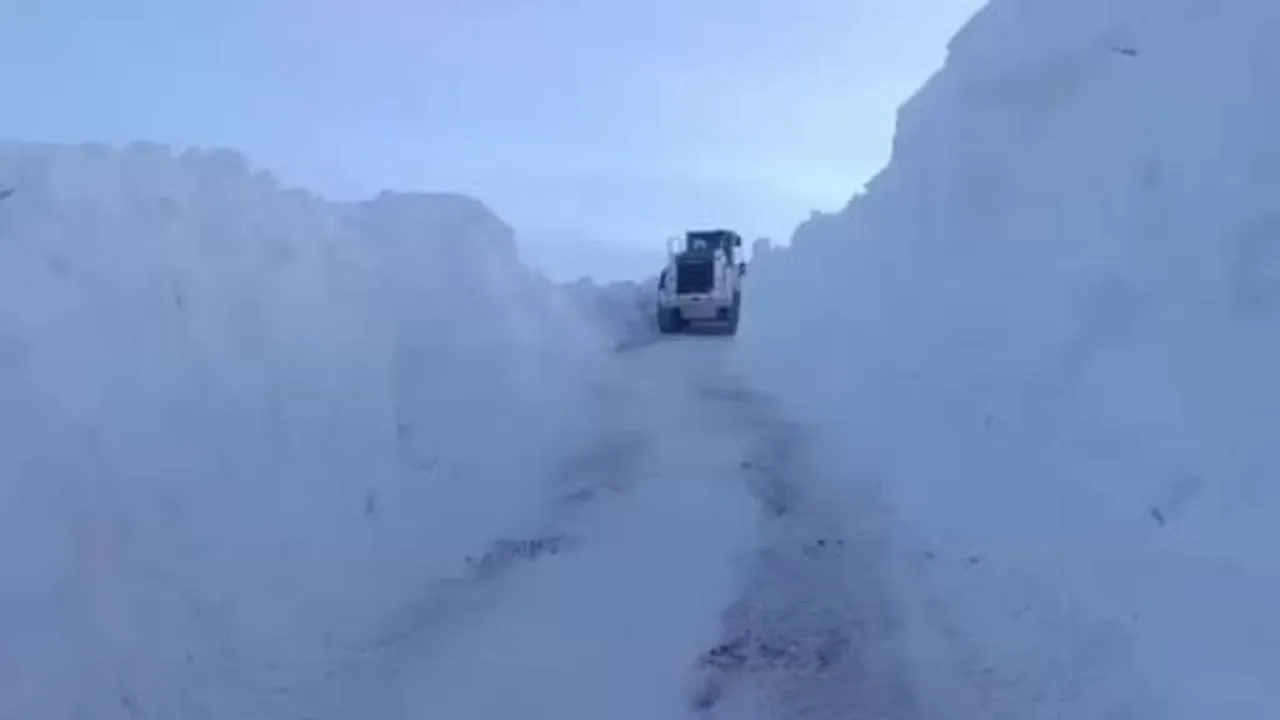 Yüksekova'da karla mücadele: Üs yollarında 3 metreyi aşan kar tünelleri
