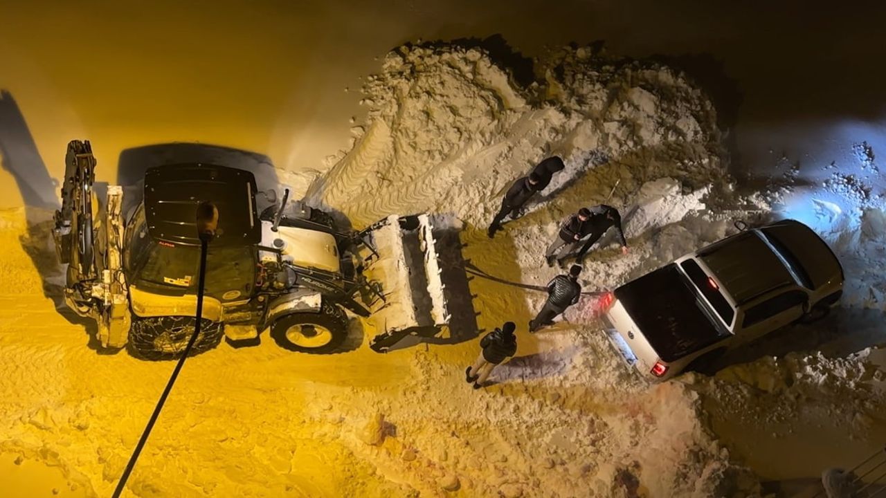 Yüksekova’da mahsur kalan kamyonet belediye ekipleri tarafından kurtarıldı