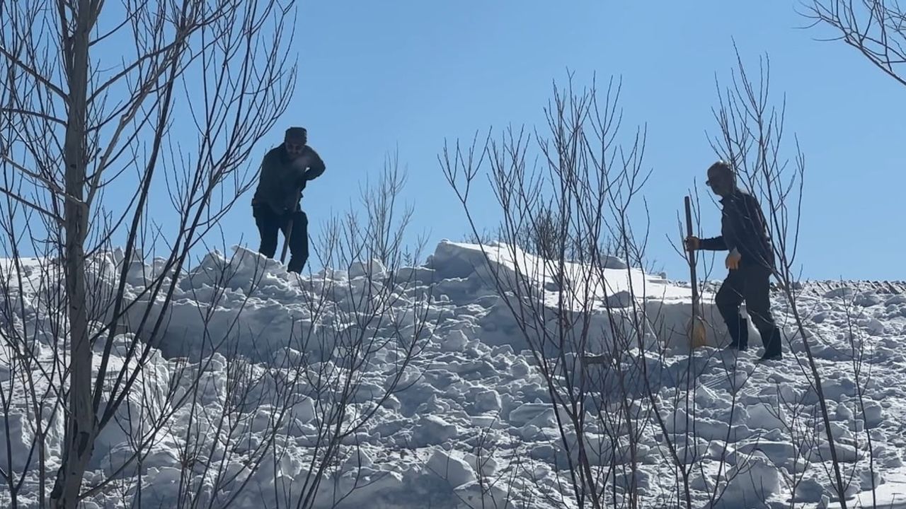Yüksekova'da sıcaklık sıfırın altında 20 dereceye düştü; buz sarkıtları 3 metreyi aştı