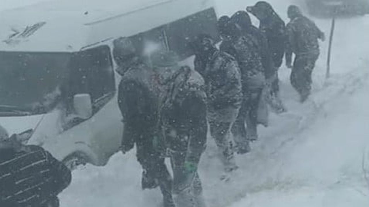 Yüksekova'da taziyeye gidenler kar ve fırtına nedeniyle yolda mahsur kaldı