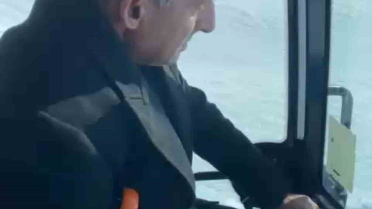 Yüksekova'da traktörle yol açılarak hastaya ambulans erişimi sağlandı