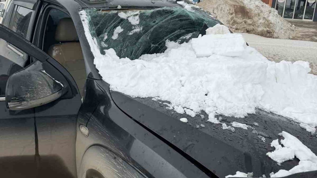 Yüksekova'da üst geçitten düşen kar kütlesi kamyonetin üzerine isabet etti: 1 yaralı
