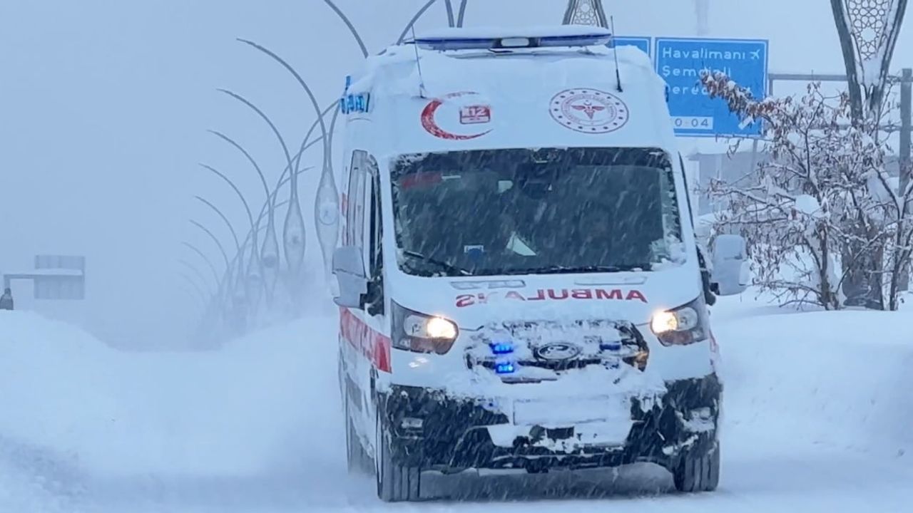 Yüksekova'da yoğun kar: Merkezde kar kalınlığı yarım metreyi geçti