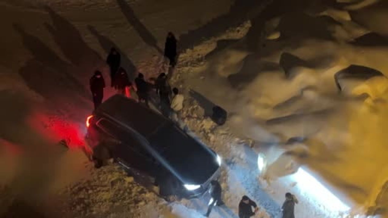 Yüksekova’da yoğun kar yaşamı aksattı; kara saplanan araçlar mahalle sakinleri tarafından kurtarıldı
