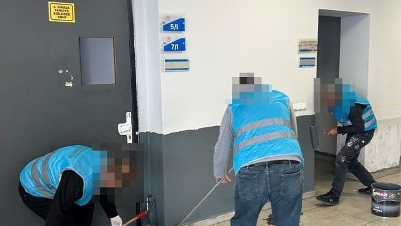 Yükümlüler Mersin'de okulları temizleyip boyadı