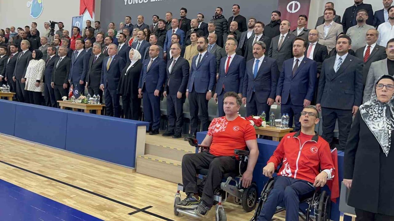 Yunus Emre Kapalı Spor Salonu Eskişehir'de açıldı — Bakan Osman Aşkın Bak: Türkiye Yüzyılı'nda gençlik ve spor önceliğimiz