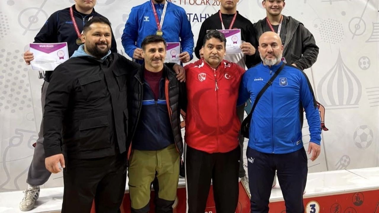 Yunusemre Belediyespor güreşçileri Kütahya'da 2 gümüş 1 bronz madalya kazandı