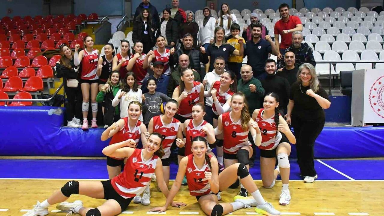 Yunusemre Belediyespor Kadın Voleybol Takımı 2. Ligde Kaldı