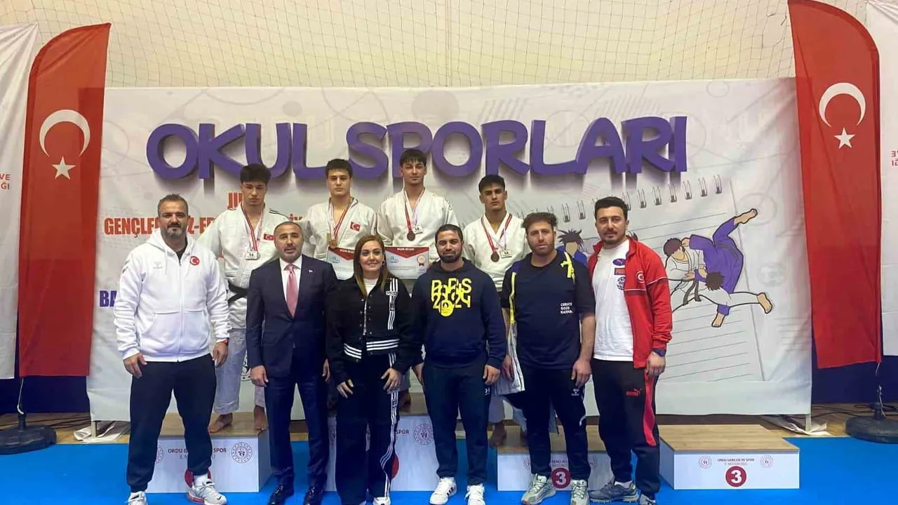 Yunusemre Belediyesporlu Emin Levent Yelkenci, Okul Sporları Gençler Judo Türkiye Birinciliği'nde Türkiye ikincisi