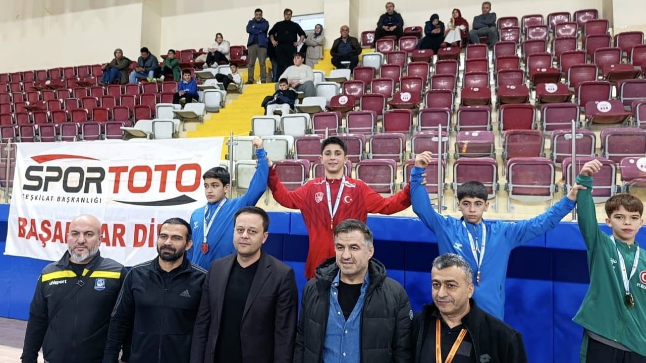 Yunusemre Belediyesporlu Hakim Beytullah Kalay, U17 Grekoromen 45 kg Grup Şampiyonu