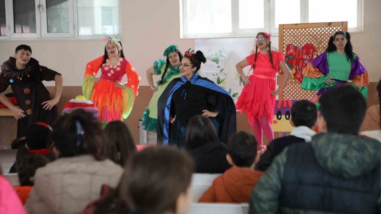 Yunusemre’de çocuk tiyatrosu: 'Bizim Ayşe Abur Cubur Krallığı' sağlıklı beslenmeyi anlattı