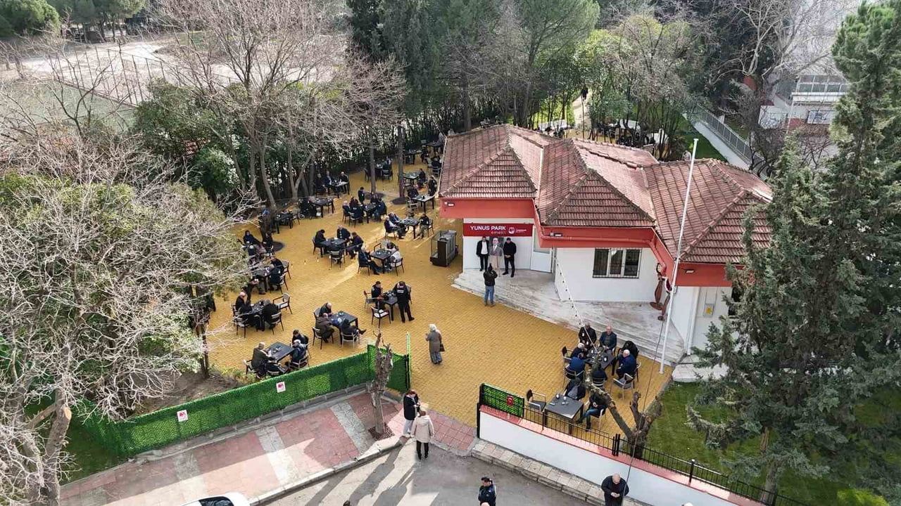 Yunusemre Emekli Kafe Laleli'de açıldı: İlk günde yoğun ilgi ve uygun fiyatlar