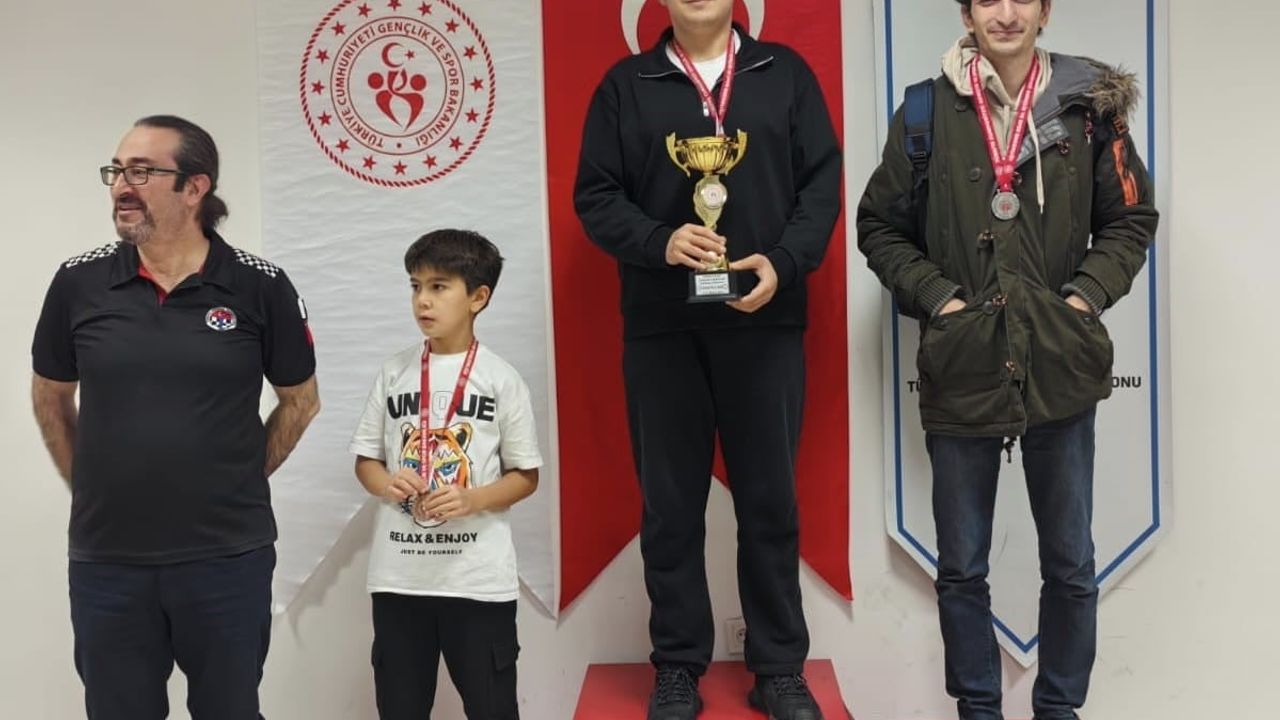 Yunusemreli satranççı Enes Kaya Eskişehir'de namağlup Türkiye Kupası il şampiyonu
