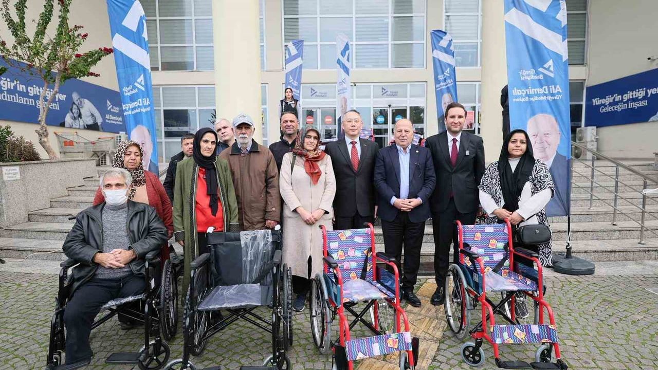 Yüreğir Belediyesi ve Tayvan Büyükelçiliği'nden engellilere tekerlekli sandalye desteği