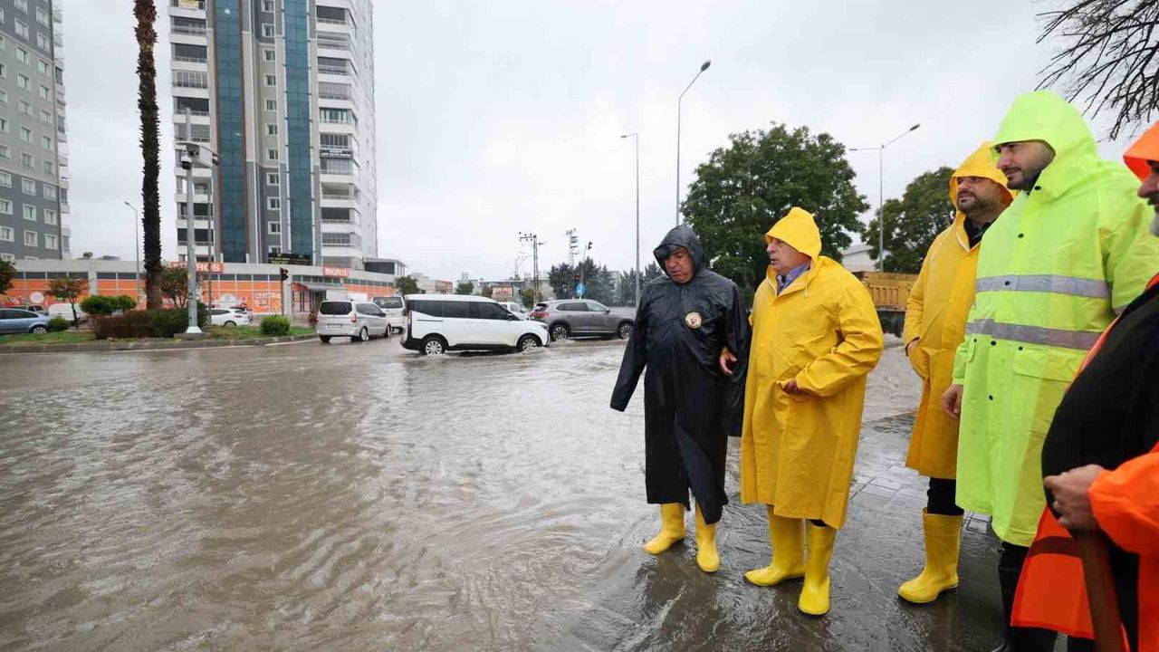 Yüreğir'de sağanak: Başkan Ali Demirçalı ekiplerle sahada