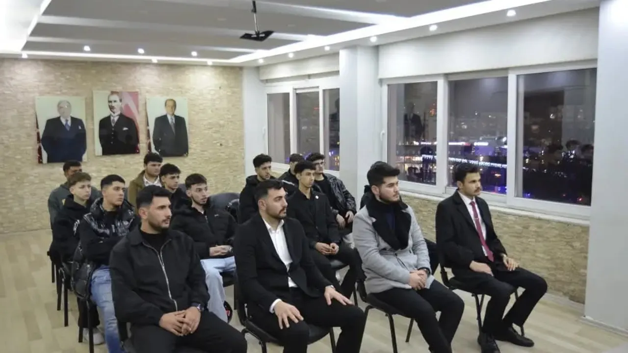 Yusuf Akçura Seminerleri kapsamında Aydın Ülkü Ocakları gençlere Acil ve İlk Yardım eğitimi verdi