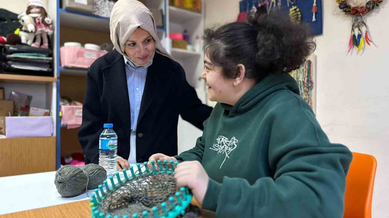 Zeynep Sözer, Bilecik Gündüz Bakım Rehabilitasyon ve Aile Danışma Merkezi'ni Ziyaret Edip Engelli Bireylere Destek Verdi