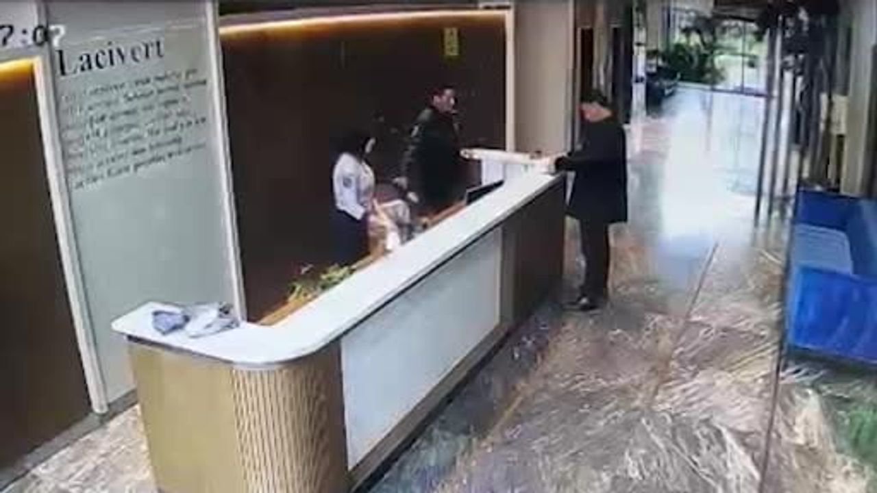 Zeytinburnu'da lüks sitede kargo paketinin patladığı anların görüntüleri ortaya çıktı