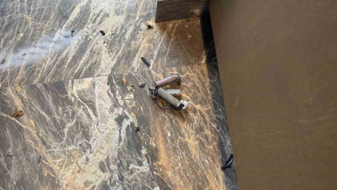 Zeytinburnu'da lüks sitede kargo paketinin patlaması: 2 güvenlik görevlisi hafif şekilde yaralandı