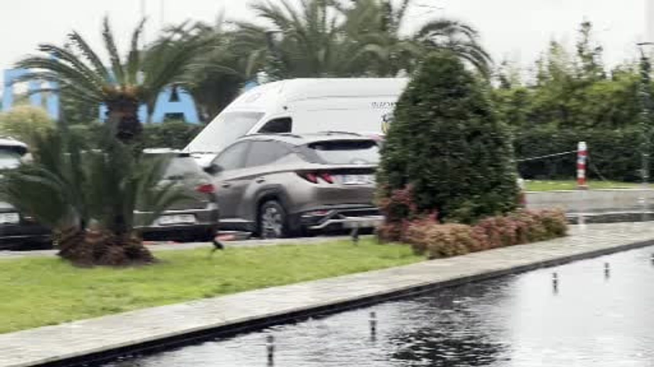 Zeytinburnu'da site girişine bırakılan kargo paketi patladı: 2 kişi hafif yaralandı