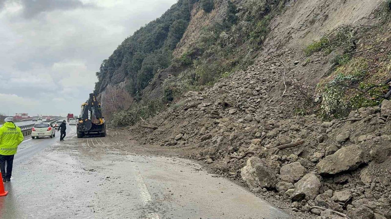 Zonguldak Ereğli-Alaplı kara yolunda heyelan: otomobile kaya düştü, maddi hasar oluştu