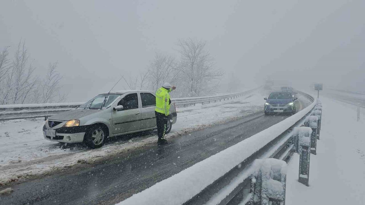 Zonguldak-Ereğli D010 yolunda kar ulaşımı aksattı; uzun araçlara izin verilmedi