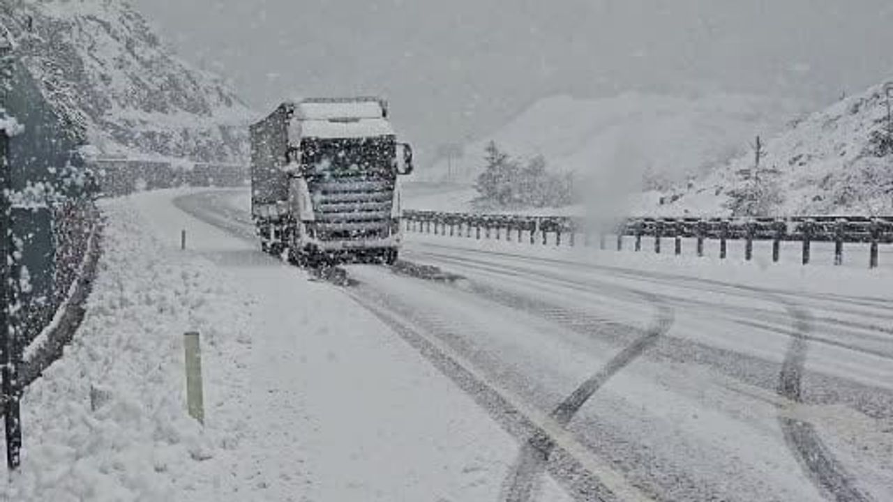 Zonguldak-Ereğli kara yolunda kar etkili oldu: Zincirsiz araçlara izin verilmiyor