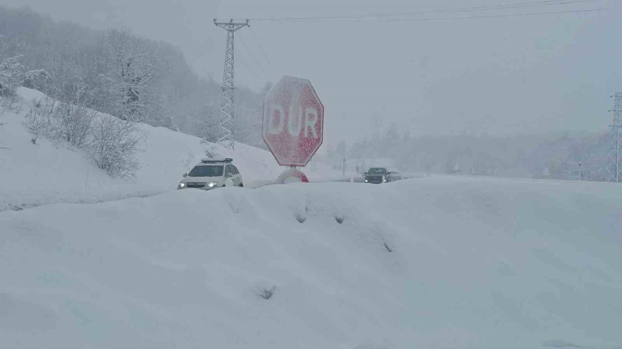 Zonguldak-Ereğli kara yolunda kar ve buzlanma nedeniyle ulaşımda önlemler